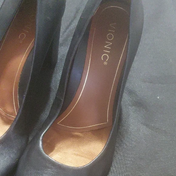 ♻️👠 Vionic Black Color Pumps - Picture 5 of 8